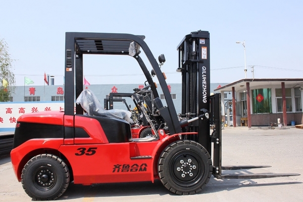 避免叉車與貨架碰撞平時(shí)應(yīng)該注意哪些